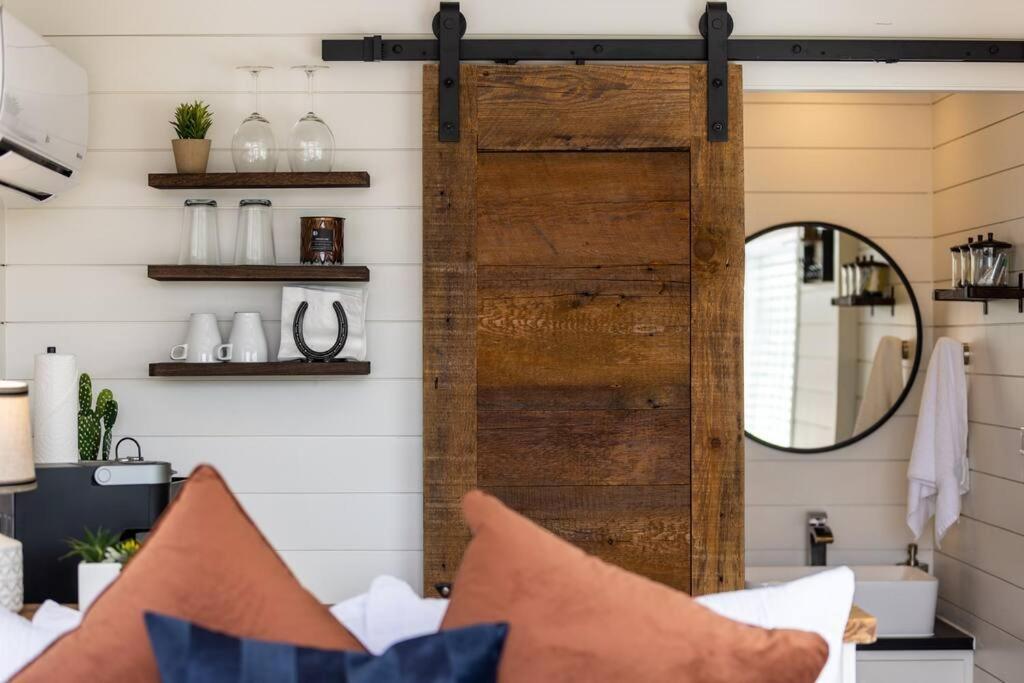 New The Perry Cozy Container Home เฟรเดอริกส์เบิร์ก ภายนอก รูปภาพ