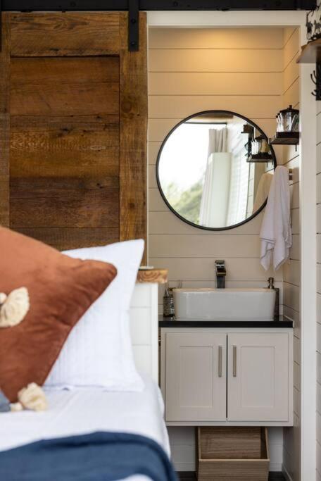 New The Perry Cozy Container Home เฟรเดอริกส์เบิร์ก ภายนอก รูปภาพ